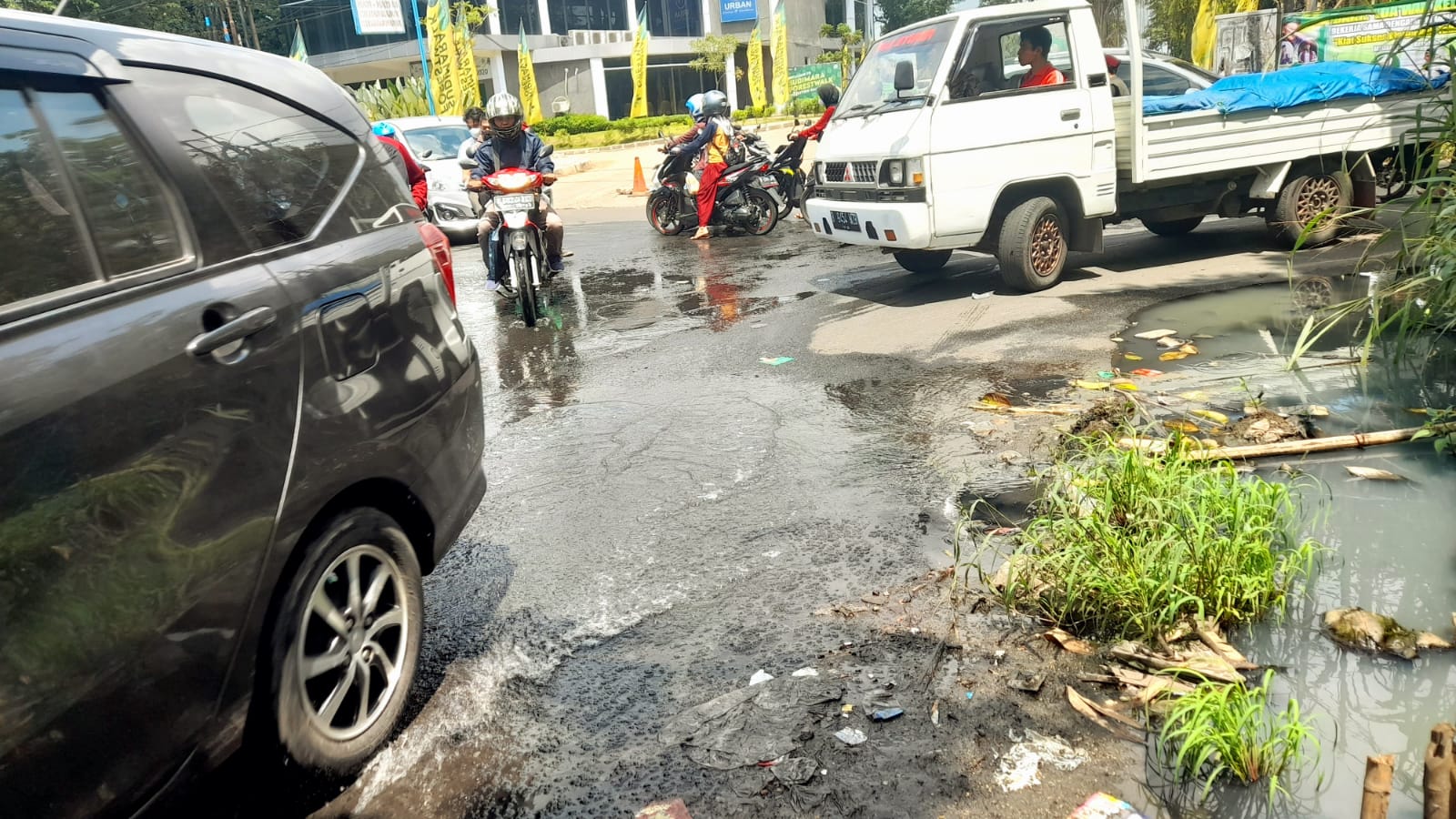 Drainase Bermasalah, Jalan Tanah Tingal Ciputat Terendam Air Selokan ...