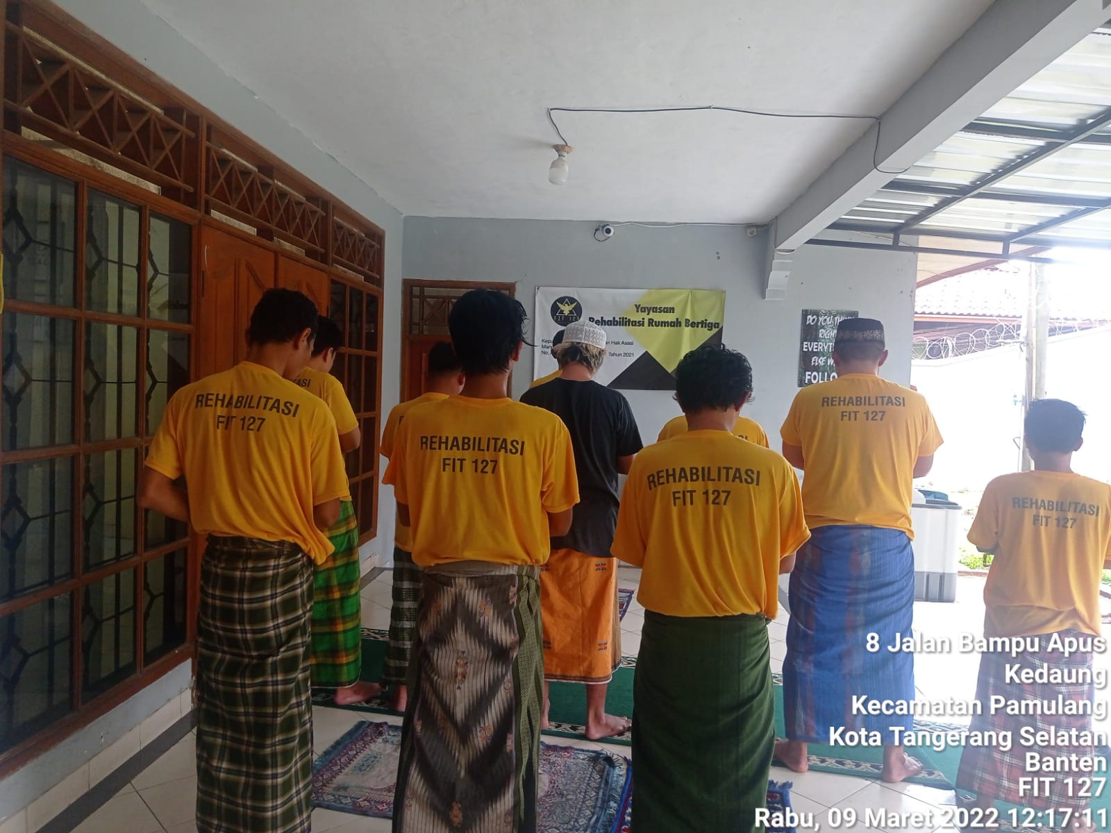 Para pasien tengah salat berjamaah di Yayasan Rehabilitasi Rumah Bertiga Fit 127 di Pamulang, Kota Tangerang Selatan. (ist)