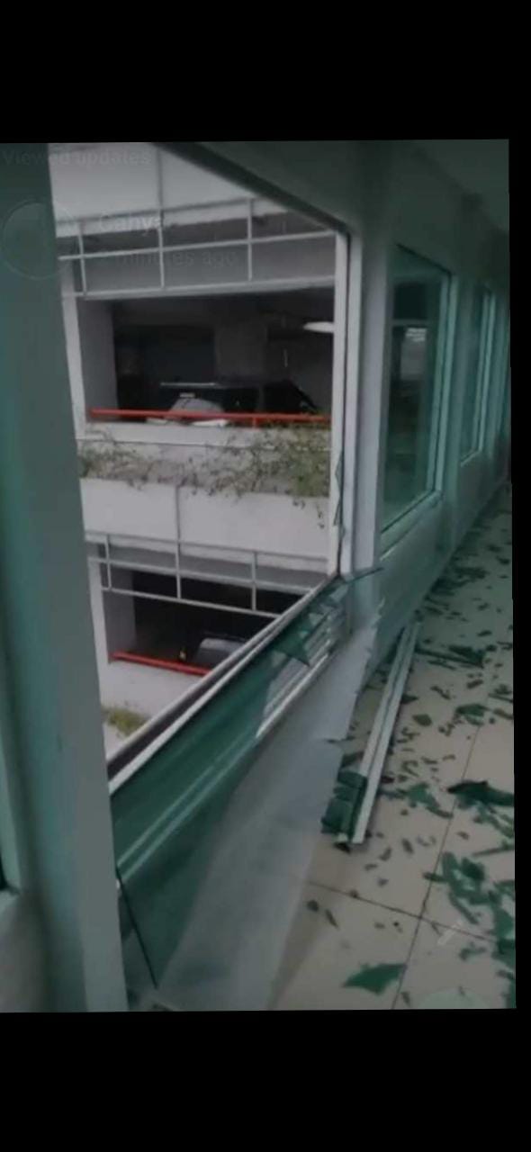 Kaca jembatan di Pemkot Tangsel hancur diterjang hujan deras dan angin kencang, Senin (14/3/2022). (Dok.ist)