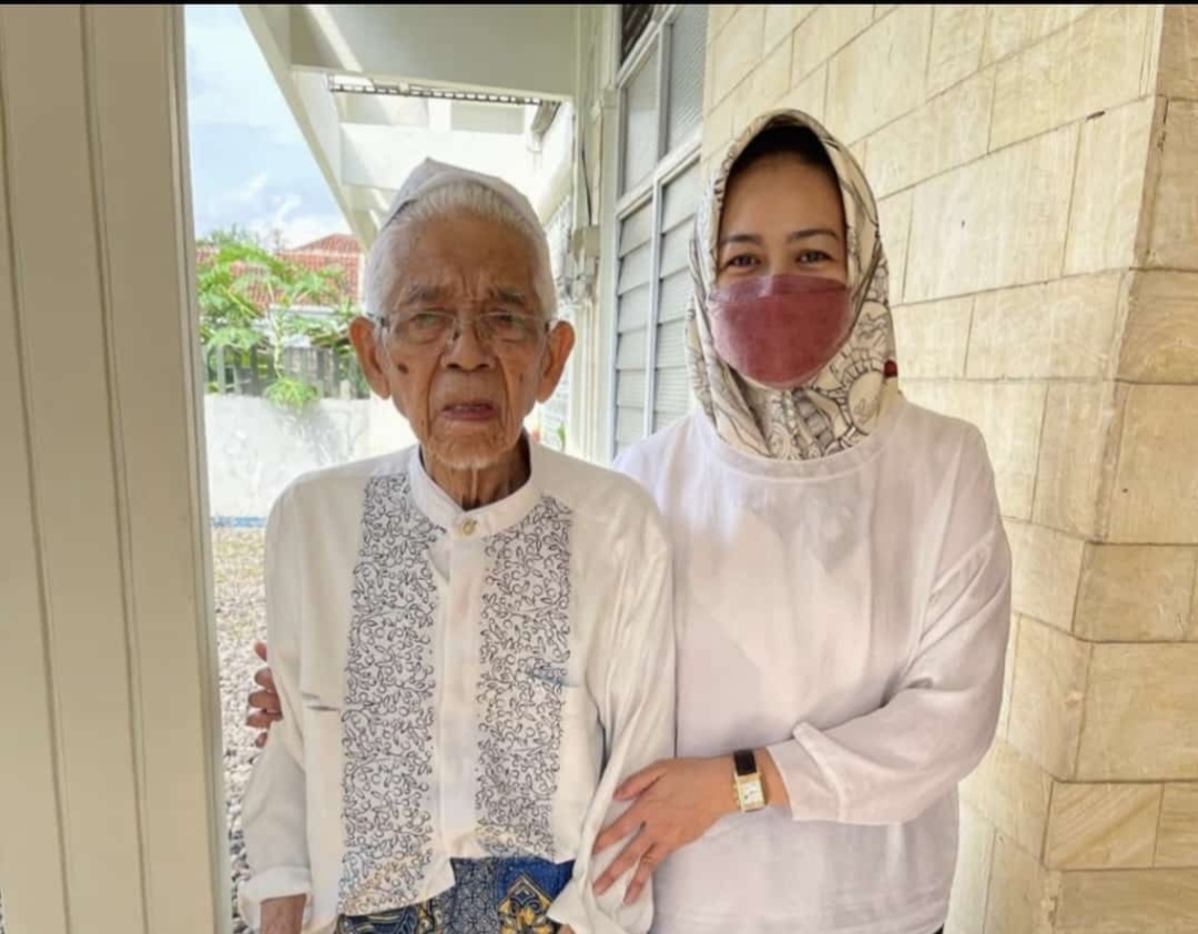 Mantan Wali Kota Tangerang Selatan Airin Rachmi Diany bersma kakeknya yang wafat, Kamis (17/3/2022). (Ist)