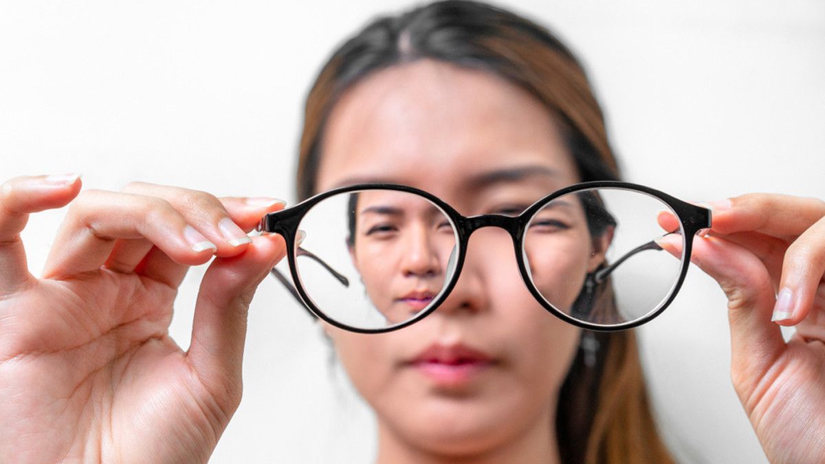 PEREMPUAN PAKAI KACAMATA