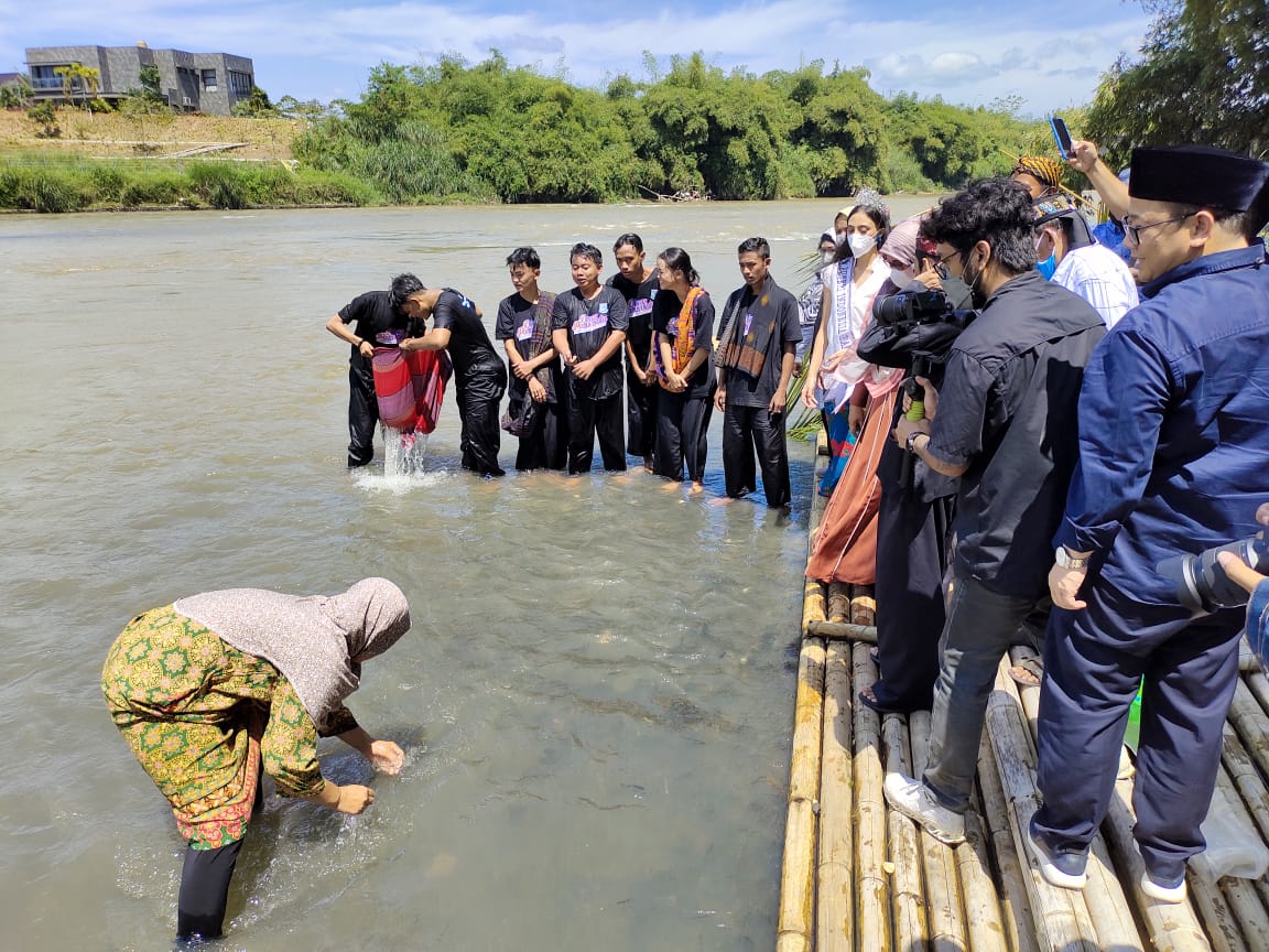 Menjelang Ramadhan, Warga Tangerang Selatan (Tangsel) mandi di Sungai Cisadane, Jumat (20/3/2022).