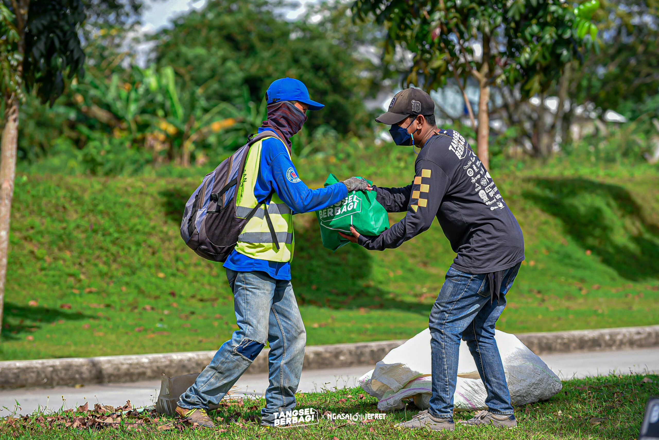 Sasar Pekerja Harian Lepas, 400 Paket Lebaran Dibagikan Hasil Donasi Tangsel Berbagi 2 JOE 6567 scaled