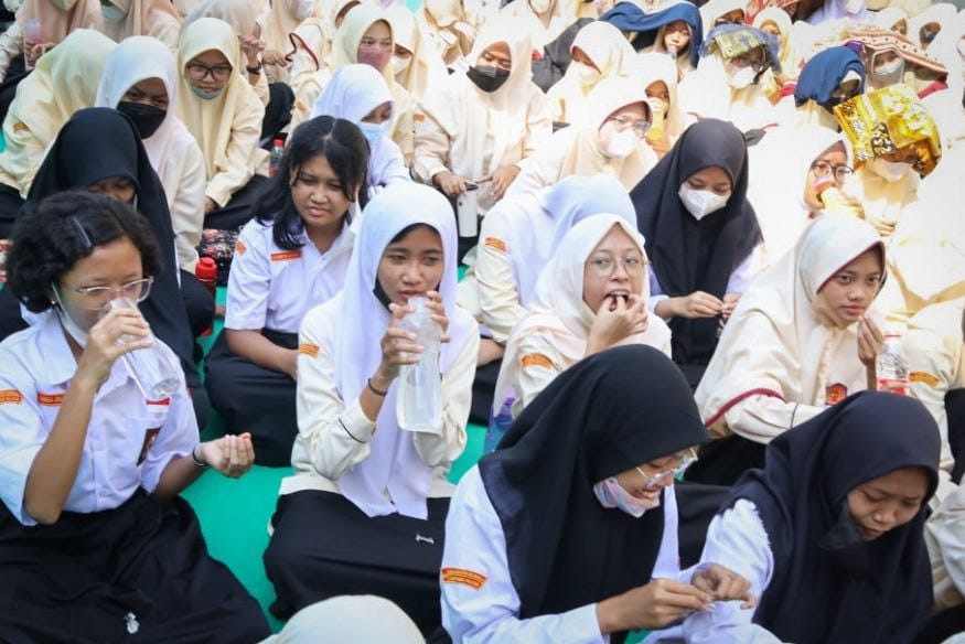 SMK LETRIS TANGSEL MINUM TABLET MERAH