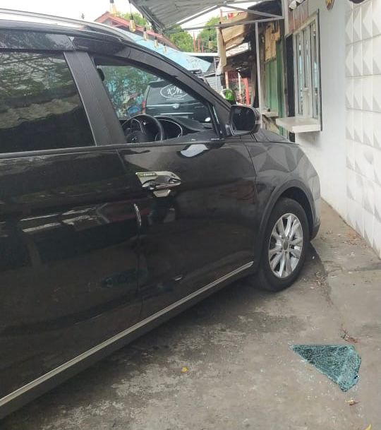 MOBIL JADI SASARAN PECAH KACA