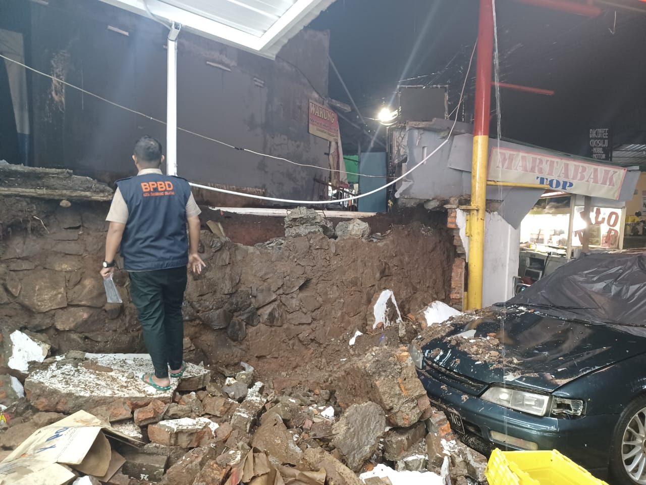 Akibat Hujan Deras, Ada 9 Lokasi Banjir dan 3 Lokasi Longsor di Ciputat 1 406C036C 2860 4C4B 81A5 55486B4EC0F9