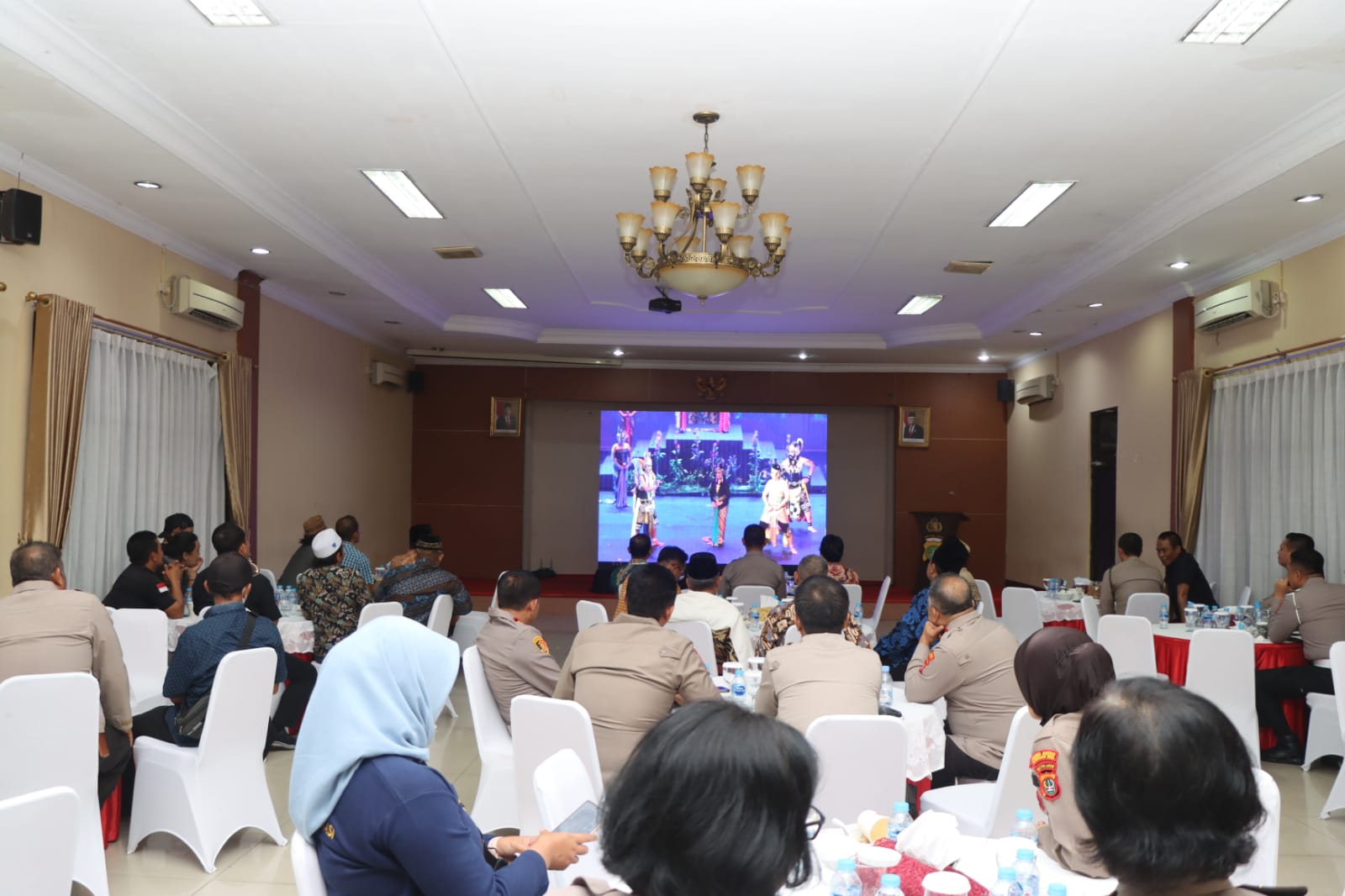 380AF166 1351 4152 BF10 ED099AE78C81