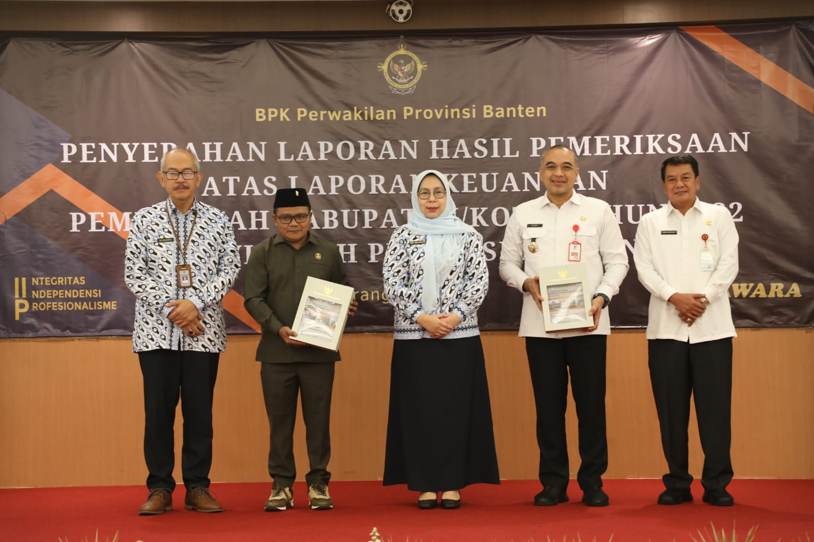 Bupati Tangerang Ahmed Zaki Iskandar menerima secara langsung Laporan Hasil Pemeriksaan (LHP) BPK atas Laporan Keuangan Pemerintah Daerah (LKPD) Kabupaten Tangerang Tahun Anggaran 2022 dengan predikat Wajar Tanpa Pengecualian (WTP) di Aula Gedung BPK RI Perwakilan Provinsi Banten, Rabu (31/5/2023). 61BEC528 B566 420F 8E2B 2FD20BACBBE0