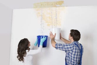 Atap rumah bocor saat musim hujan.