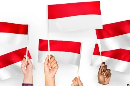 Bendera Indonesia berwarna merah putih.