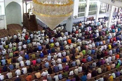 Berdoa di antara dua khutbah saat sholat Jumat dianggap mustajab.