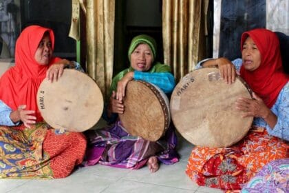 Kasidah musik bernuansa ilahiyah.