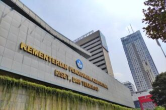 Kemdikbudristek mencabut izin operasional perguruan tinggi.