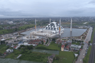 Masjid Al-Jabbar di Jawa Barat dengan desain esetetik.