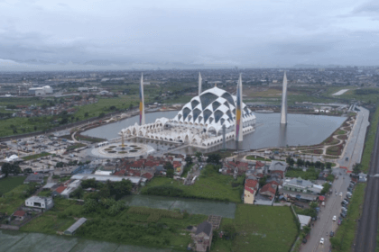 Masjid Al-Jabbar di Jawa Barat dengan desain esetetik.