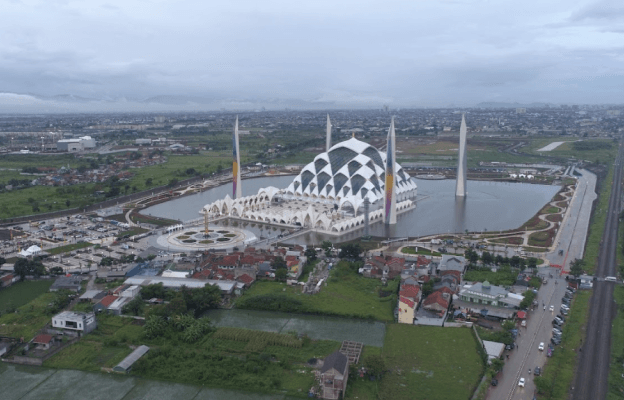 Masjid Al-Jabbar di Jawa Barat dengan desain esetetik.