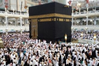 Thawaf merupakan rukun umrah dan haji dengan mengeliling Ka'bah sebanyak tujuh kali.