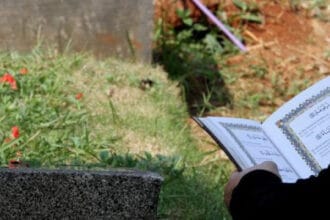 Ziarah kubur saat Lebaran merupakan ibadah yang dibolehkan.