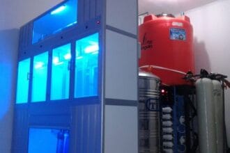 Proses pengisian air minum galon di depot.