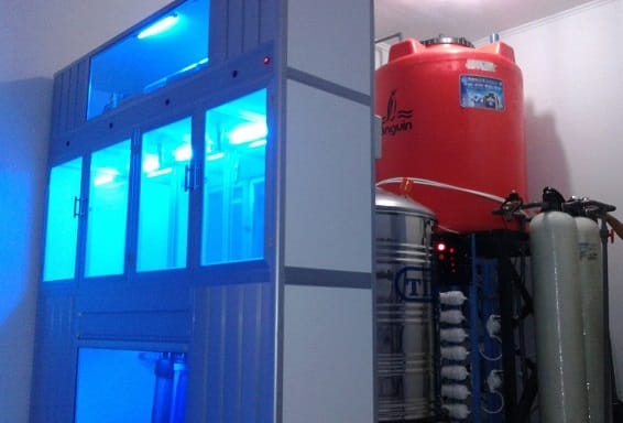 Proses pengisian air minum galon di depot.