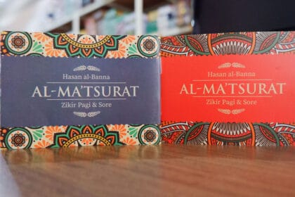 Membaca Al-Matsurat memiliki keutamaan tersendiri.