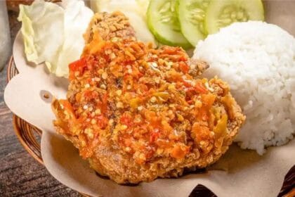 Ayam geprek menjadi makanan populer saat ini.