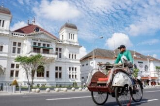 Becak transportasi yang semakin langka.