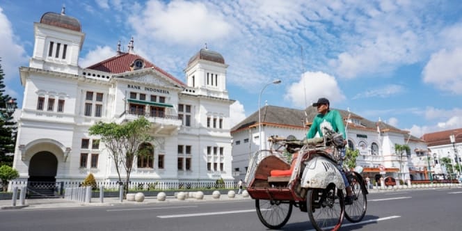 Becak transportasi yang semakin langka.