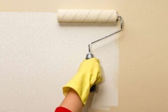 Cat dinding semakin membuat bangunan lebih menarik.