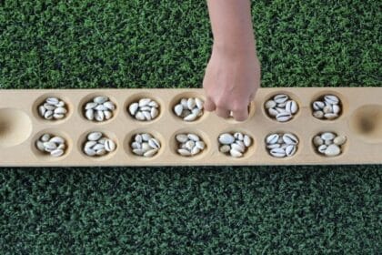 Congklak permainan tradisional yang menyenangkan.