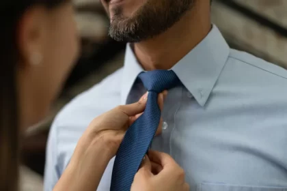 Dasi menjadi aksesori yang dipakai pria dan menimbulkan kesan elegan.