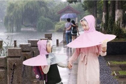 Jas hujan unik tapi bisa dipakai dengan baik.