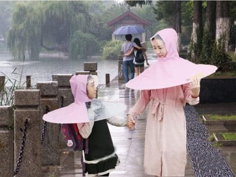 Jas hujan unik tapi bisa dipakai dengan baik.