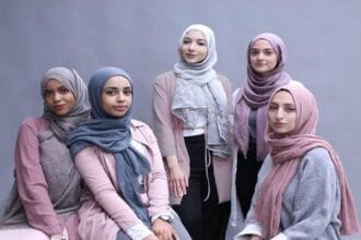 Jilbab ternyata tidak hanya dikenakan muslimah.