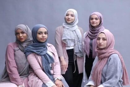 Jilbab ternyata tidak hanya dikenakan muslimah.