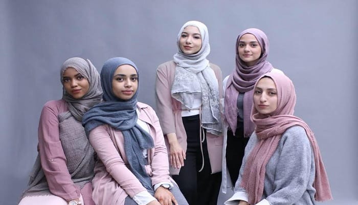 Jilbab ternyata tidak hanya dikenakan muslimah.