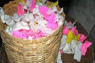 Meski namanya aneh, kerupuk melarat ini enak disantap.