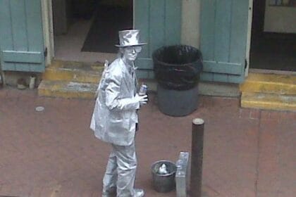 Keberadaan manusia silver semakin hari semakin fenomenal.