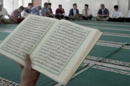 Membaca Surat Yaasin memiliki keutamaan.