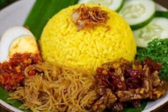 Nasi kuning hadir tidak hanya saat riungan tapi acara kantoran.