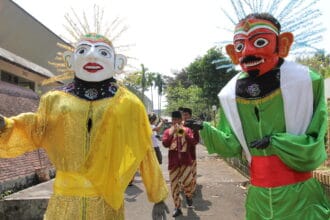 Kerap dipakai ngamen, ondel-ondel menimbulkan kontroversi.
