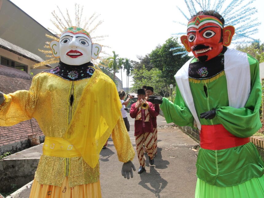 Kerap dipakai ngamen, ondel-ondel menimbulkan kontroversi.