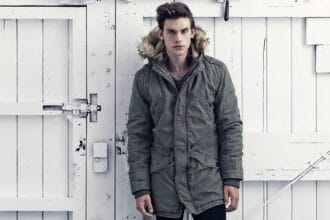 Parka jaket yang digandrungi setelah banyak dipakai aktor dan aktris Korea.