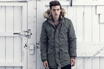 Parka jaket yang digandrungi setelah banyak dipakai aktor dan aktris Korea.