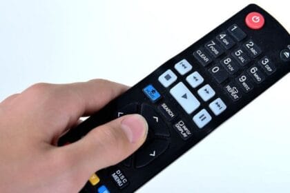 Remote TV memudahkan dalam mengganti saluran TV.