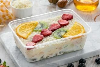 Salad buah makanan sehat dan menyegarkan.