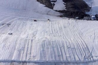 Selimut gletser menyelimuti pegunungan Swiss.