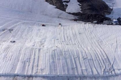 Selimut gletser menyelimuti pegunungan Swiss.