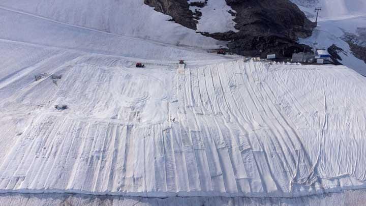 Selimut gletser menyelimuti pegunungan Swiss.