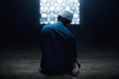Tahajud adalah sholat yang dilakukan di sepertiga malam.